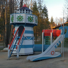 Детский игровой комплекс с маяком в отеле Лес Арт Резорт (Дорохово)
