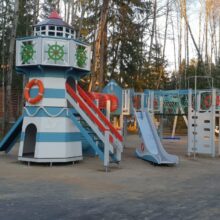 Детский игровой комплекс с маяком в отеле Лес Арт Резорт (Дорохово). Вид 03